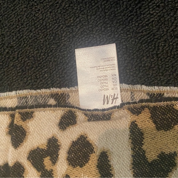 HM LEOPARD PRINT BLANKET SCARF - Picture 2 of 2